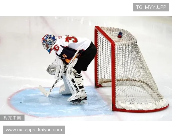 冰球季后赛门将神级扑救,社交媒体封为“冰面守护神” 冰球季后赛门将神级扑救,社交媒体封为“冰面守护神”